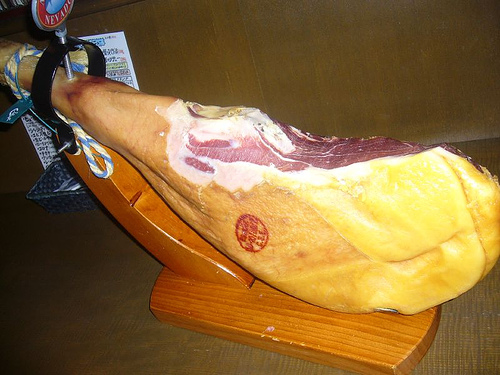 Why doesn't a Pata Negra ham taste salty?